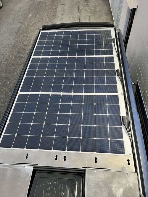 Aplicación de paneles solares en el techo de las casas rodantes