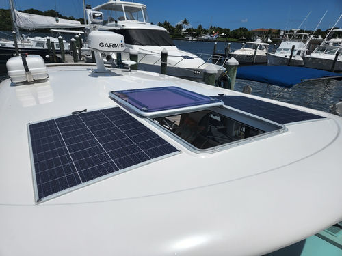 Aplicación de módulos solares de cubierta marina