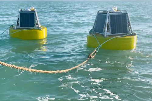 Instalación por parte del cliente de paneles solares semirrígidos para buey flotante